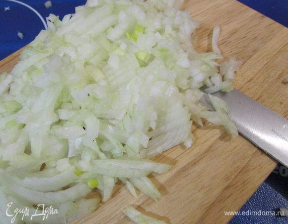 Репчатый лук очистить и нарезать кубиками.