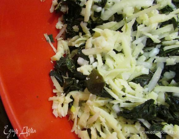 В миске соединить сыр, лук и шпинат.