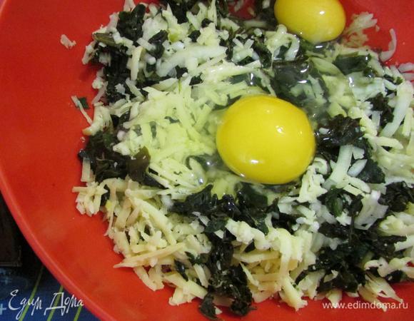 Добавить яйца и хорошо перемешать.