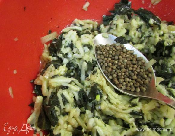 Добавить кориандр и черный молотый перец. 