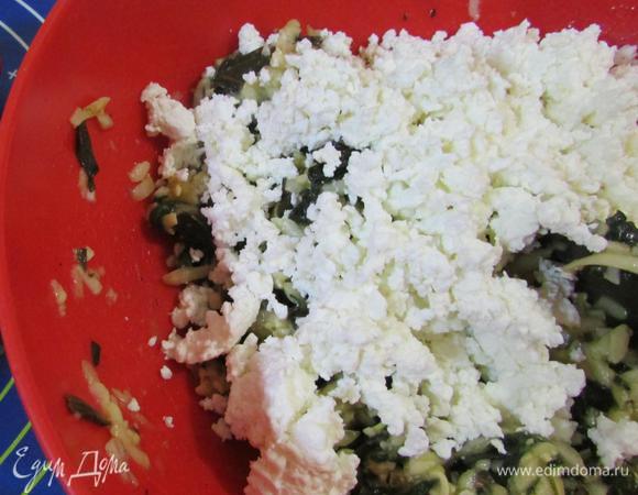 Затем положить творог и все хорошо перемешать.