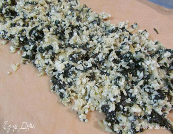 На середину выложить начинку.