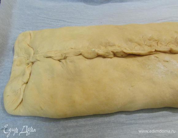 
Соединить и хорошо закрепить края теста.