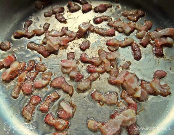 Обжариваем бекон в сковороде с толстым дном и вынимаем на блюдце.