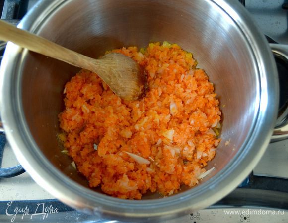 Овощи (репчатый лук, морковь, сельдерей) вымойте, очистите и измельчите. В кастрюле с тяжёлым дном разогрейте оливковое масло и выложите овощную смесь. Посолите, поперчите и обжаривайте 6-8 минут на среднем огне, пока овощи не станут мягкими.