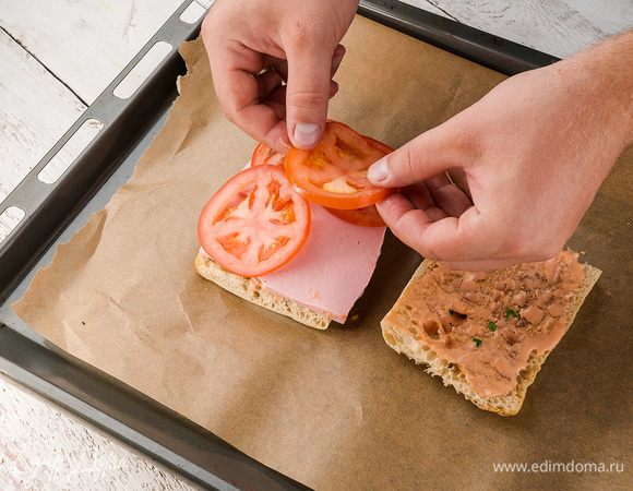 Нарезаем лук кольцами, колбасу, помидоры, сыр и раскладываем на хлеб. 
