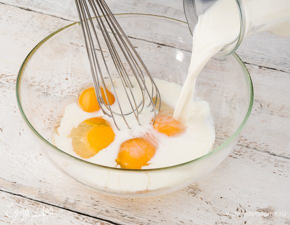 Яйца разбить в глубокую посуду, посолить, поперчить, влить молоко и взбить венчиком.