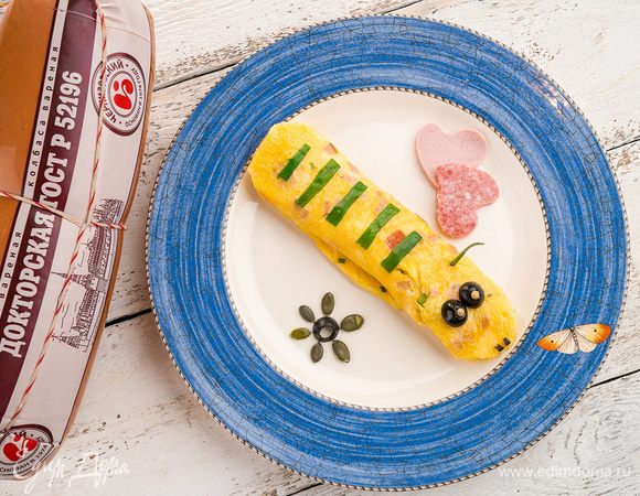 Готовый рулет нарезать на порции. 