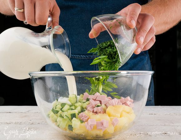 Охлажденный кефир выливаем к нашему «оливье» и хорошо перемешиваем. Добавляем немного сока лимона. Если домашний кефир слишком густой, то разбавьте его немного холодной водой. Можно использовать и магазинный кефир. Отправляем окрошку охлаждаться. 