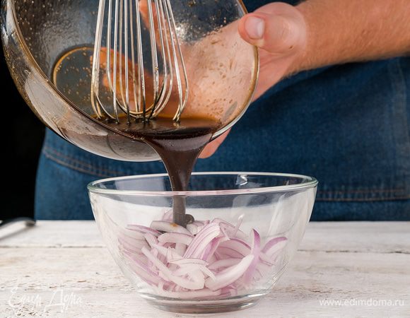 Лук очистить и очень тонко нашинковать. Смешать уксус, масло, сахар, соль, перец. Залить заправкой лук и оставить.
