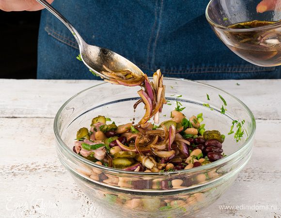 Добавить лук с заправкой и еще раз осторожно перемешать.
