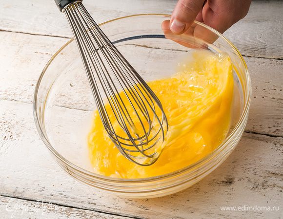 Яйца взбиваем, добавляем соль, перец по вкусу, измельченный чеснок.