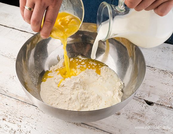 Замесить тесто: в кефир всыпать соль, соду, сахар и добавить растопленное сливочное масло, ввести муку и замесить мягкое тесто. 