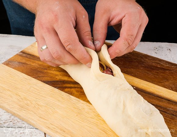 Сверху накрыть тестом, залепить край пирога с помощью вилки, сверху сделать проколы вилкой, чтобы выходил пар. Смазать яйцом (оставить немного и смешать с кефиром).