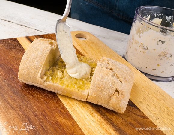 Багет разрезаем на 3 одинаковые части. Каждую часть разрезаем вдоль, убираем немного мякиша, сбрызгиваем оливковым маслом и запекаем в духовке под грилем пару минут до румяного цвета.