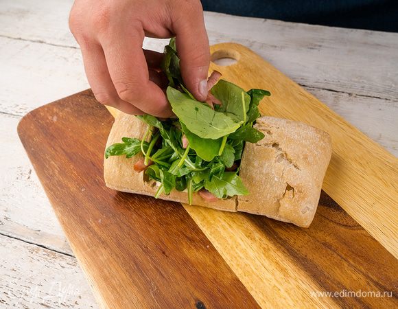 На кусочки багета выкладываем немного руколы, далее колбаса, обильно поливаем соусом, опять рукола. Для дизайна бутерброда можно использовать колбасу «Астория».

