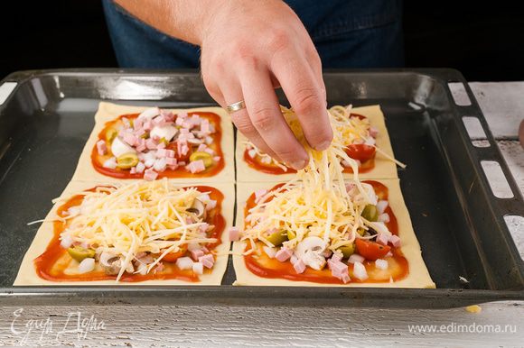 Томаты, если крупные, порежем на небольшие кусочки аккуратные, если сорт черри — напополам. Разложим все приготовленное для топпинга поверх томатного соуса, затем сыр. Поставим в теплое место на 30 мин.