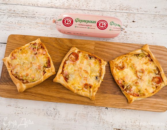 А затем — в разогретую духовку до 210°С на 10 — 12 мин. 
Подаем теплой. Приятного аппетита!
