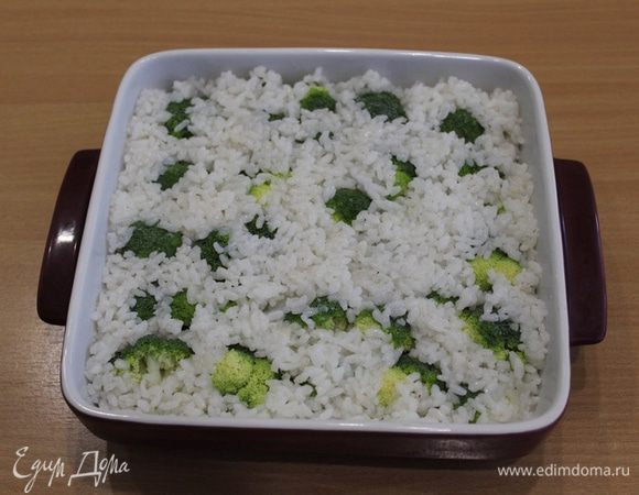Выложить отваренный рис.