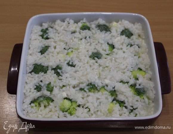 Отдельно смешайте яйца с молоком и солью, залейте запеканку.