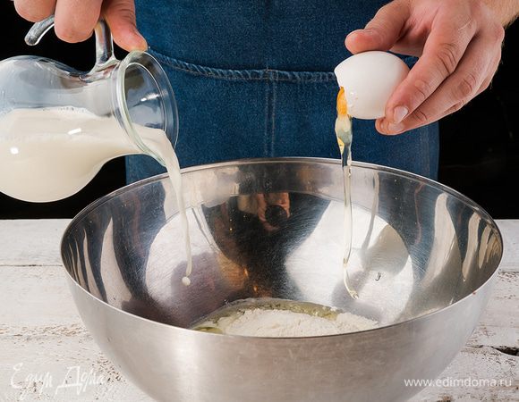 Сделать блинное тесто, пожарить блинчики. 
