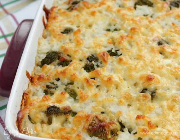 Готовьте запеканку в духовом шкафу при 180°С 30 минут. За 10 минут до готовности посыпьте запеканку тертым сыром и запекайте до золотистой корочки.