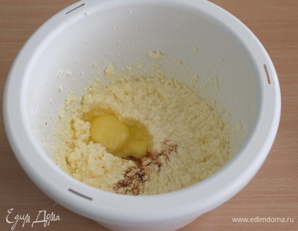 Взбить масло с сахаром, добавить яйца, ваниль, продолжая взбивать.