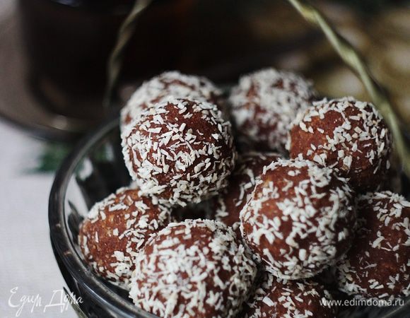 Сформировать из получившейся массы шарики размером примерно с грецкий орех, обвалять в какао или кокосовой стружке и поставить в холодильник на пару часов. Вуаля — вкуснятина готова!

Приятного аппетита! 