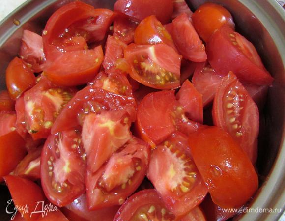 Помидоры помыть, обсушить и удалить плодоножку. Нарезать на небольшие кусочки и пропустить через мясорубку.