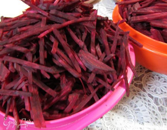 Свеклу почистить, натереть на терке для корейской моркови (у автора пропустить через мясорубку).