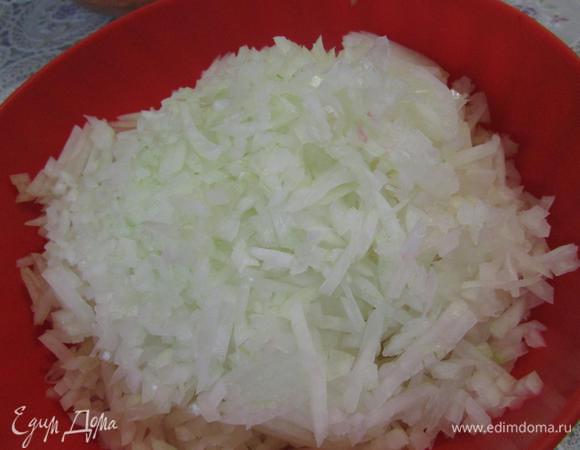 Репчатый лук почистить, натереть на терке для корейской моркови (у автора пропустить через мясорубку).