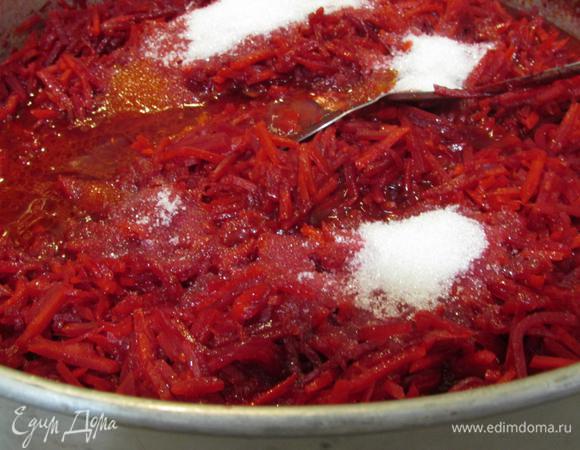 За 20 минут до окончания варки в массу добавить, уксус и сахар (я добавила побольше, люблю сладкую икру). Горячую икру разложить в стерилизованные банки и закатать под ключ.