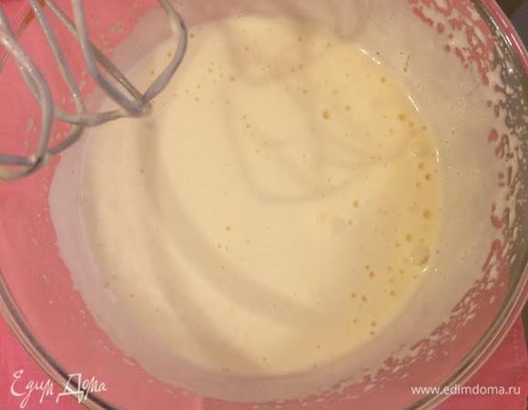 Яйца комнатной температуры взбить с сахаром.