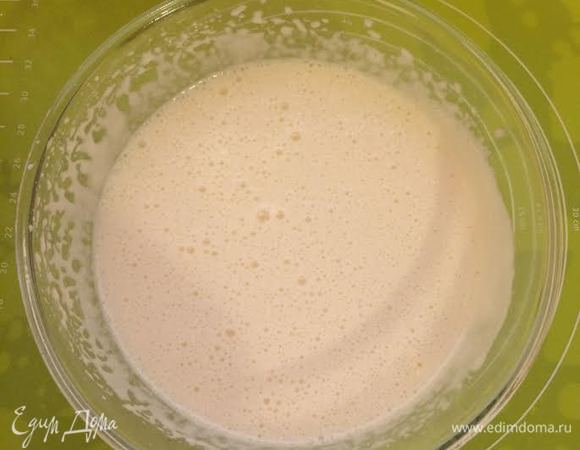 Добавить молоко в яичную смесь и перемешать на первой скорости.