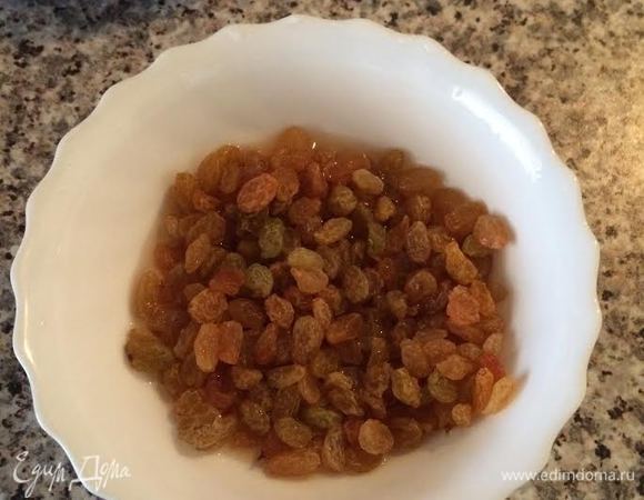 Начинка: изюм замочить в коньяке. Корицу смешать с сахаром.