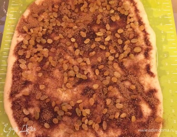 Раскатать тесто, смазать растопленным сливочным маслом. Посыпать корицей с сахаром. Изюм отжать и выложить сверху на тесто.