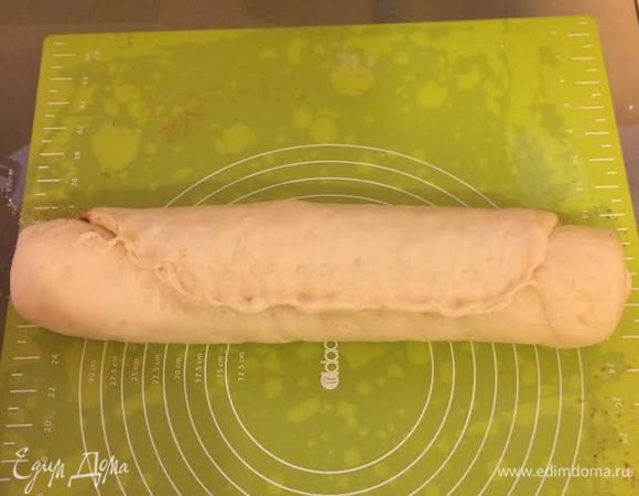 Тесто свернуть в рулет, защипав края.