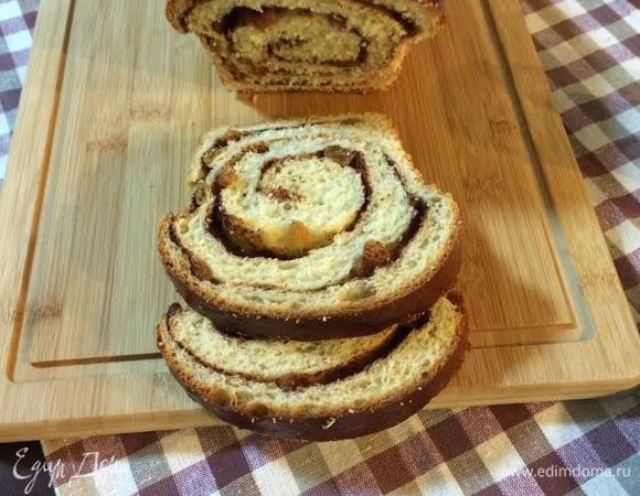 Готовый хлеб достать из духовки, дать постоять в форме 15 минут, затем достать и полностью остудить.