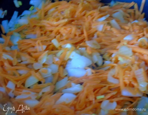 Карп (1,5 — 2 кг) очистите, посолите, поперчите, полейте соком лимона и оставьте на 20 минут. Рис отварите почти до готовности. Лук нарежьте, морковь натрите на крупной терке. Обжарьте лук с морковью до золотистости. 