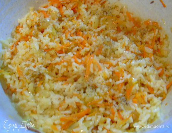 Смешайте рис с овощами, посолите, поперчите по вкусу.