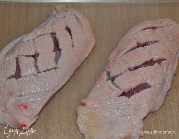 Утиные грудки надрезаем со стороны кожи крест-накрест , чтобы маринад смог проникать в мясо, делая его нежнее и вкуснее.