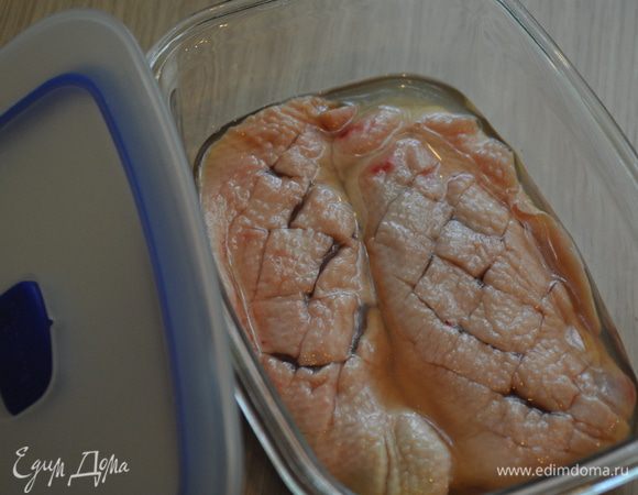 Погружаем грудки в емкость с маринадом, «купаем» их там хорошенько, переворачиваем. Затягиваем емкость пищевой пленкой и ставим в холодильник на 24 часа.