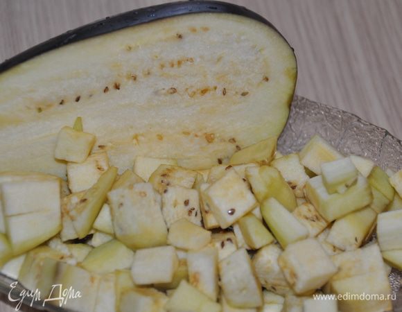 Баклажан нарезаем кубиками.
