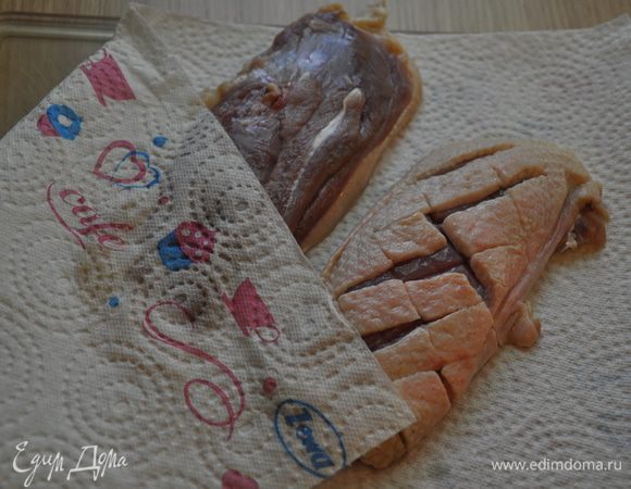 Утиные грудки вынимаем из маринада и просушиваем бумажным полотенцем.
Маринад не выливаем, он еще будет нужен!