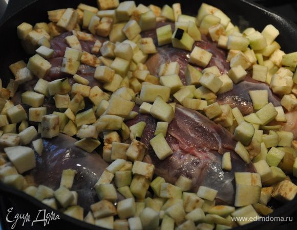 Разогреваем сковороду и выкладываем на нее баклажаны и утиные грудки со стороны кожи и жарим без добавления масла 5 — 7 минут на большом огне.
Баклажаны можно выложить и чуть позже, перевернув грудку. Так они точно не подгорят и вы просто доведете их до готовности.