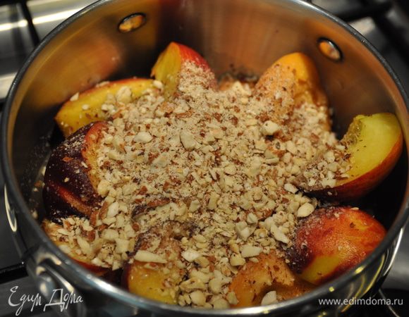 Отдельно (в сотейнике или небольшой кастрюльке) смешиваем оставшийся маринад, абрикосы, персики, лещину и миндаль. Доводим до кипения и провариваем 2 — 3 минуты. Получается не то соус, не то гарнир. Кому как больше нравится. Приправить готовое блюдо солью и перцем. 
