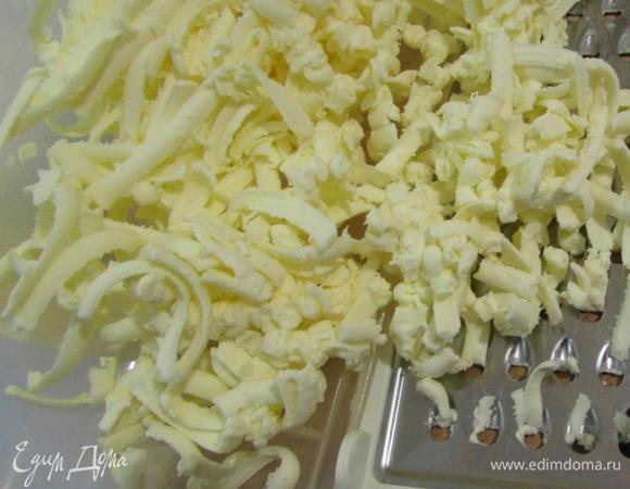 Холодное сливочное масло натереть на крупной терке.