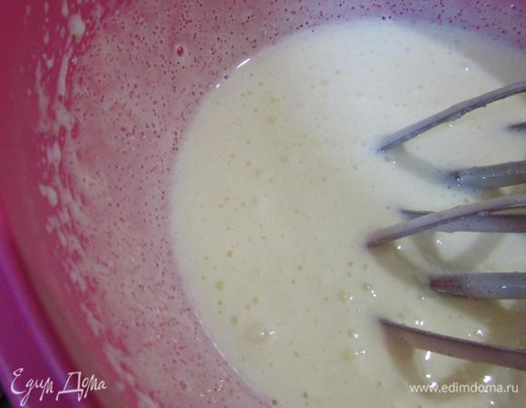 Взбить яйцо с сахаром, пока сахар полностью не растворится.