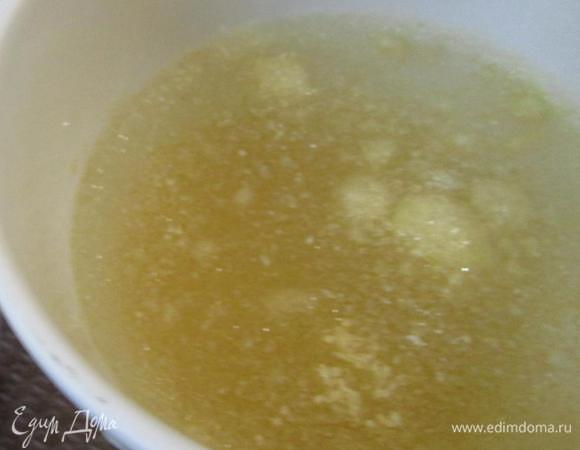 Приготовить начинку. Желатин замочить в холодной воде.