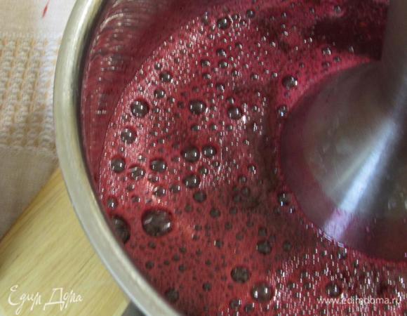 Затем снять массу с огня, измельчить погружным блендером в пюре.